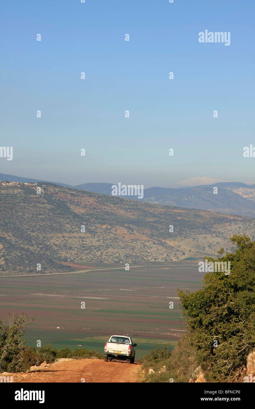 Israel, la Baja Galilea. Turan carretera escénica con vistas a Beit Netofa valle Foto de stock