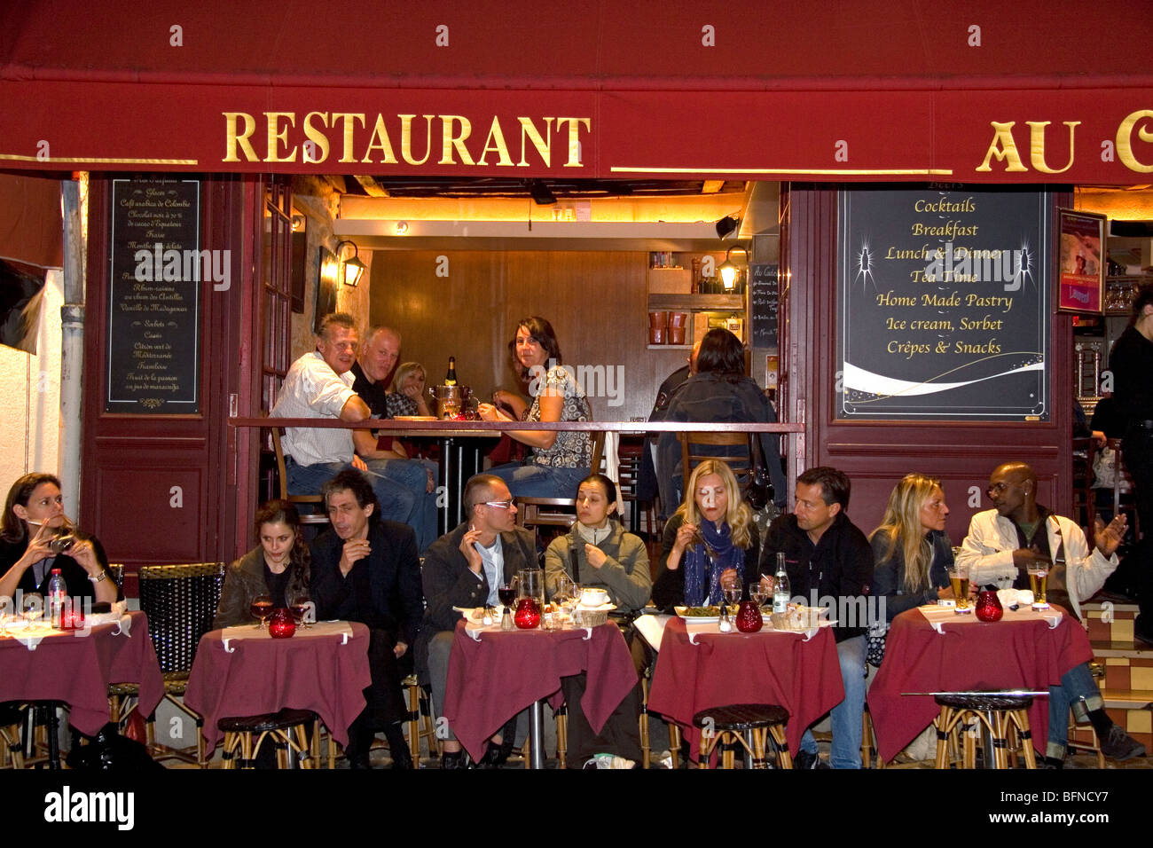 Restaurante exterior y disfrutar de la vida nocturna en el barrio de Montmartre de París, Francia. Foto de stock