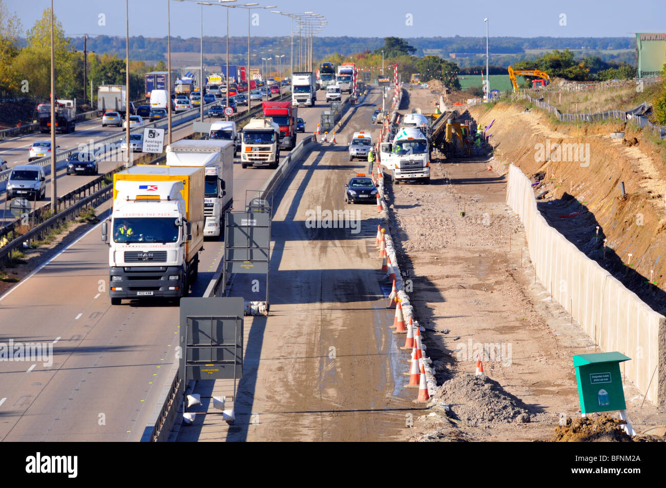 Autopista M25 el ensanchamiento de carreteras la construcción La construcción del proyecto Foto de stock