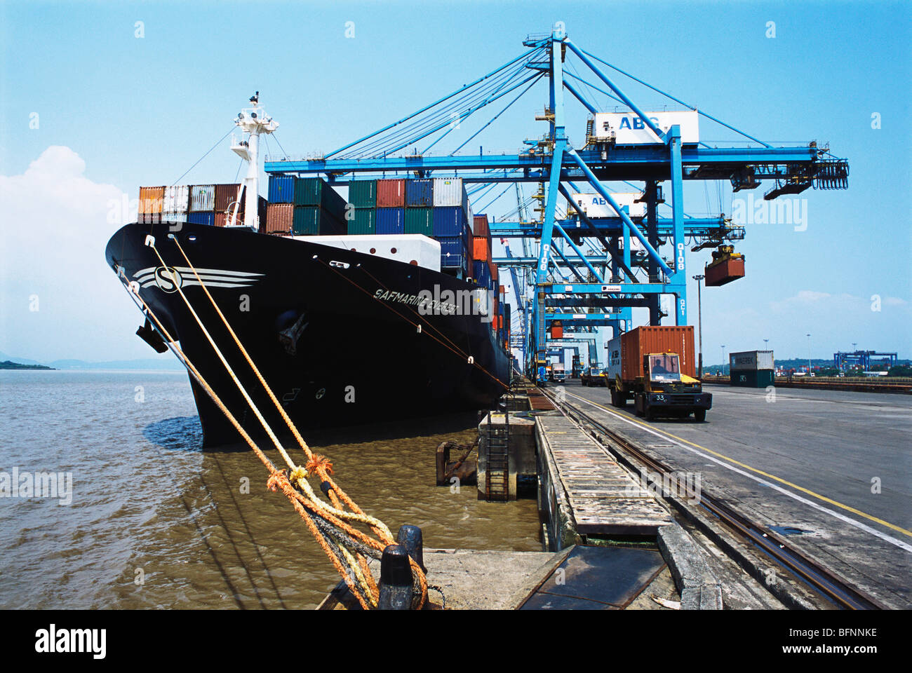 Grúas cargando contenedores en barco, puerto de Nhava Sheva, JNPT, puerto  de Jawaharlal Nehru, puerto marítimo, Bombay, Mumbai, Maharashtra, India,  Asia Fotografía de stock - Alamy