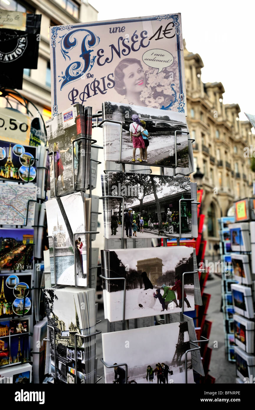 París, Francia, Compras, avenida Champs-Elysees, Detalle, viejas fotos de viajes , tarjetas postales sobre bastidor para la venta en la acera, quiosco Foto de stock