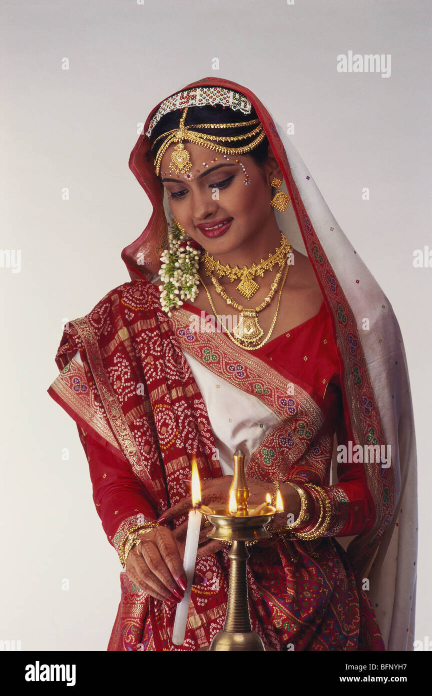 Vestido de novia novia indios gujarati diya iluminación con vela India  Sr.#145 Fotografía de stock - Alamy