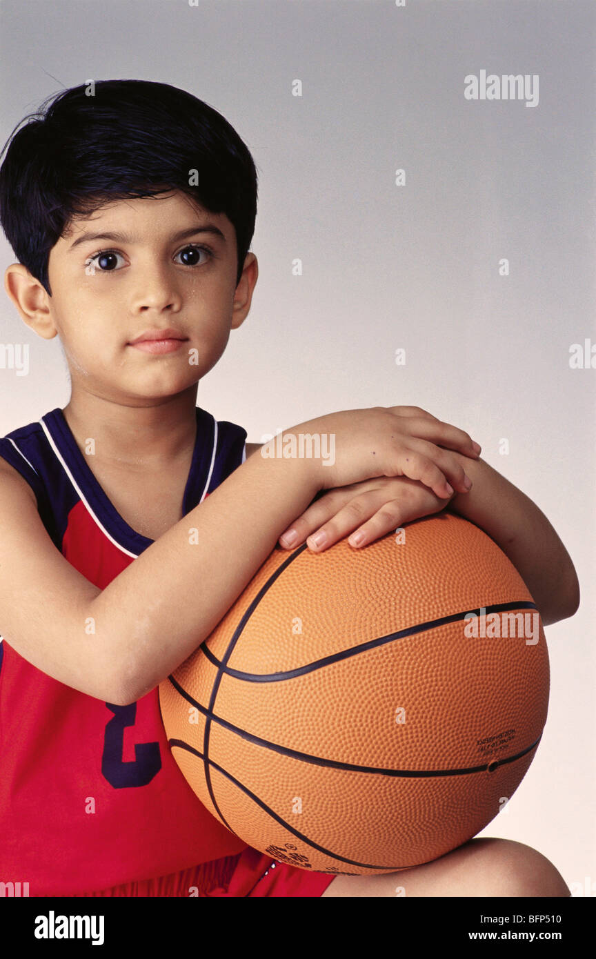 Niño indio vestido de fantasía de jugador de baloncesto con baloncesto;  India ; Asia ; MR#499 Fotografía de stock - Alamy
