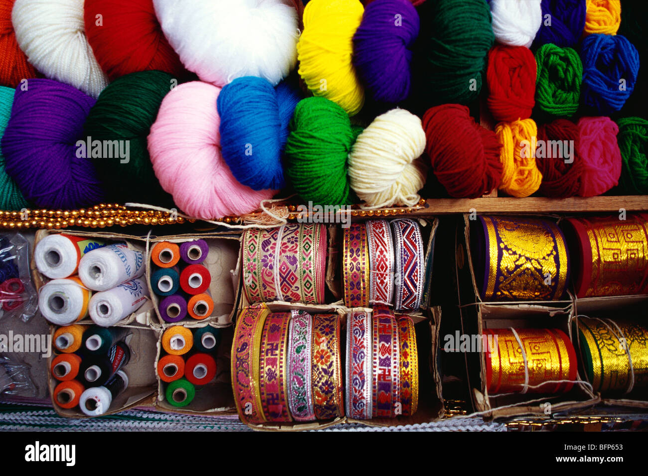 Palmadita asesinato filete Tienda de artesanía que vende hilos de tejer de colores; bordes de tejer de  oro; Bhuj ; Kutch ; Gujarat ; India ; asia Fotografía de stock - Alamy
