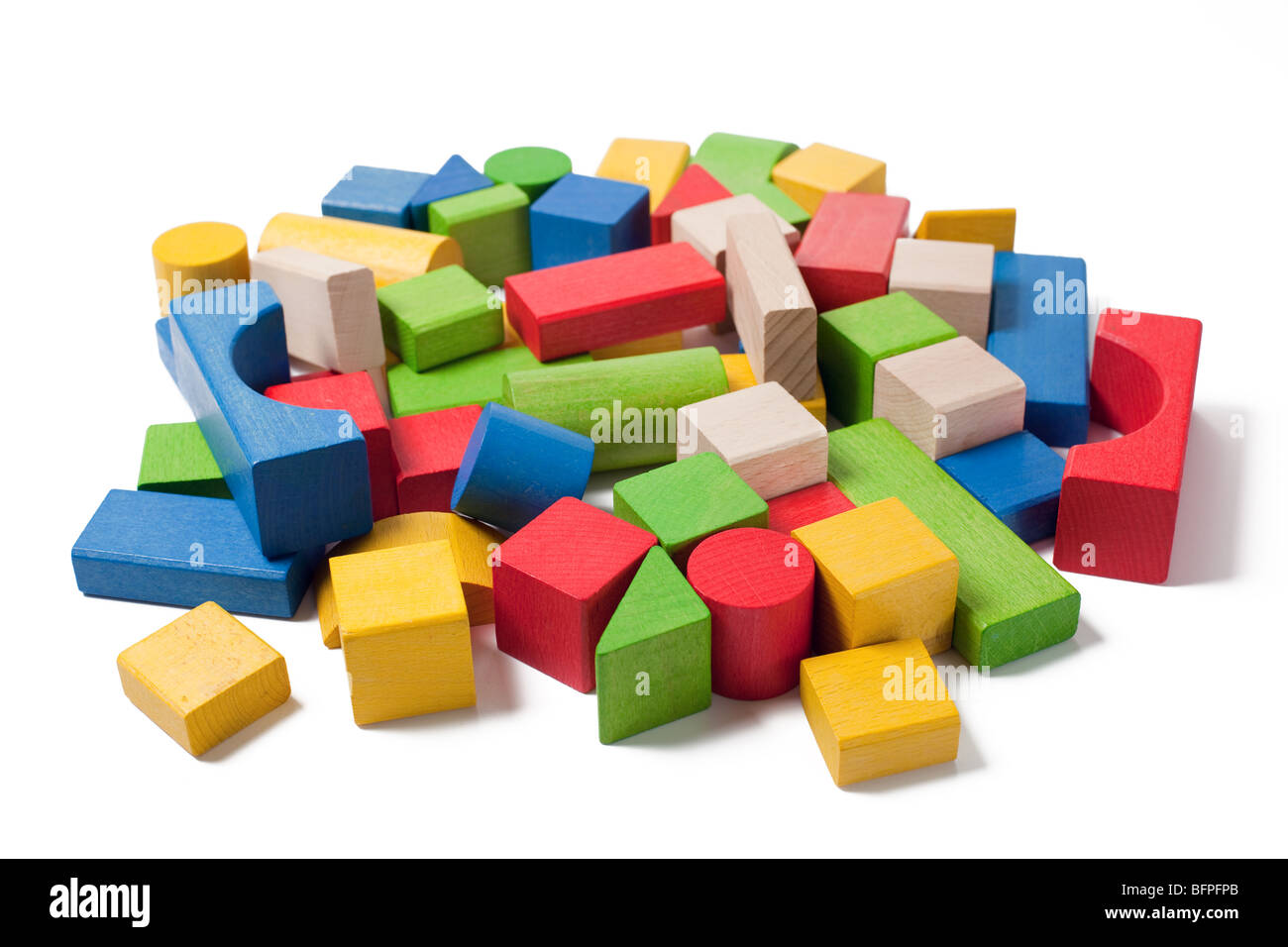 Coloridos bloques de juguete de madera aislado sobre fondo blanco. Foto de stock