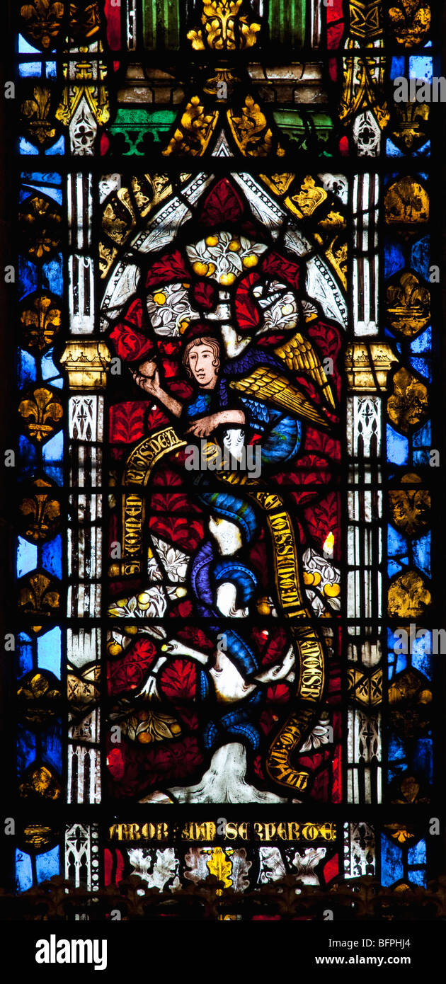 Las vidrieras panel mostrando serpiente en el Jardín del Edén interior Wells catedral del siglo XIV Somerset England Reino Unido Reino Unido Foto de stock