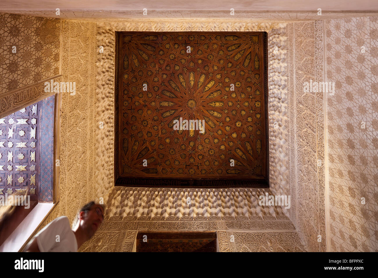 Habitación principal desde el cuarto Dorado, la entrada principal al palacio de Comares, palacio de la Alhambra, Granada, España Foto de stock