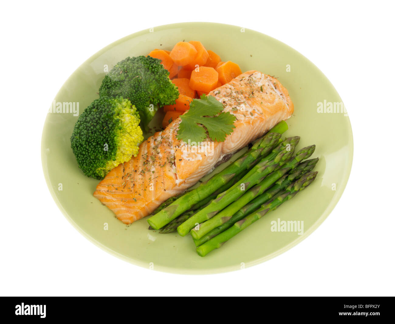 Salmón grillado con verduras al vapor Foto de stock