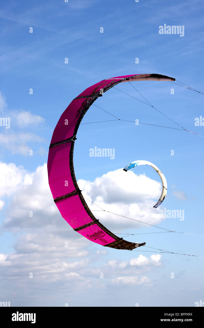 Kitesurf o Surf Action Sport velas contra un cielo de verano azul Foto de stock