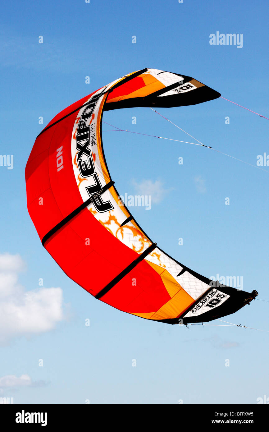 Kitesurf o Surf Action Sport velas contra un cielo de verano azul Foto de stock