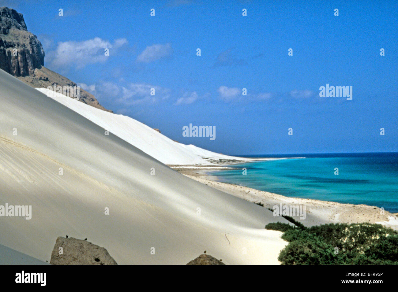 El paisaje costero con dunas de arena blanca en la isla de Socotra Foto de stock