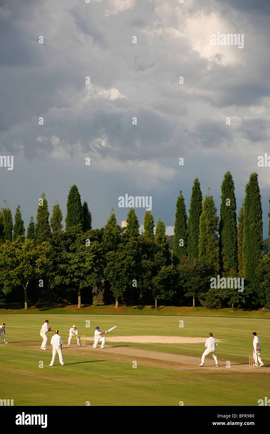 Un juego de cricket que se juega con un acercamiento de las tormentas del verano Foto de stock