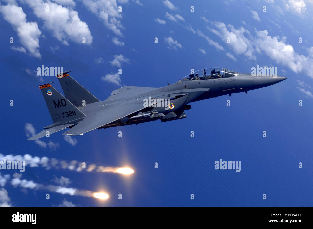 Junio 17, 2005 - Una Fuerza Aérea F-15E Strike Eagle dispara bengalas durante una formación aérea de la lucha contra el perro frente a la costa de Guam. Foto de stock