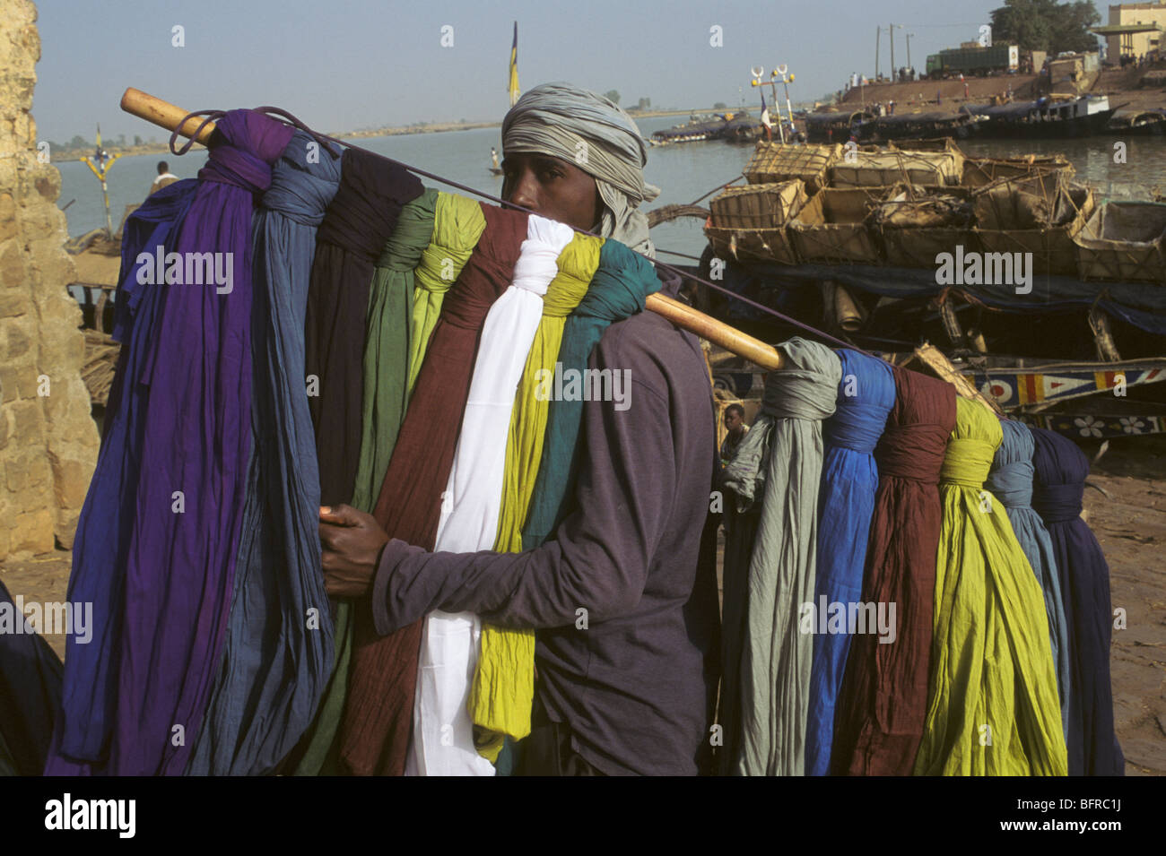 Hombre turbantes de venta hechas de pedazos largos de tela de algodón o de seda de colores. Foto de stock