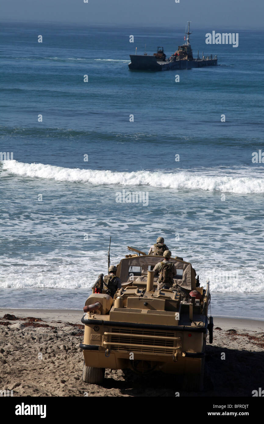 Los marines anticipar la llegada de un mejor sistema de barcazas de la Marina. Foto de stock