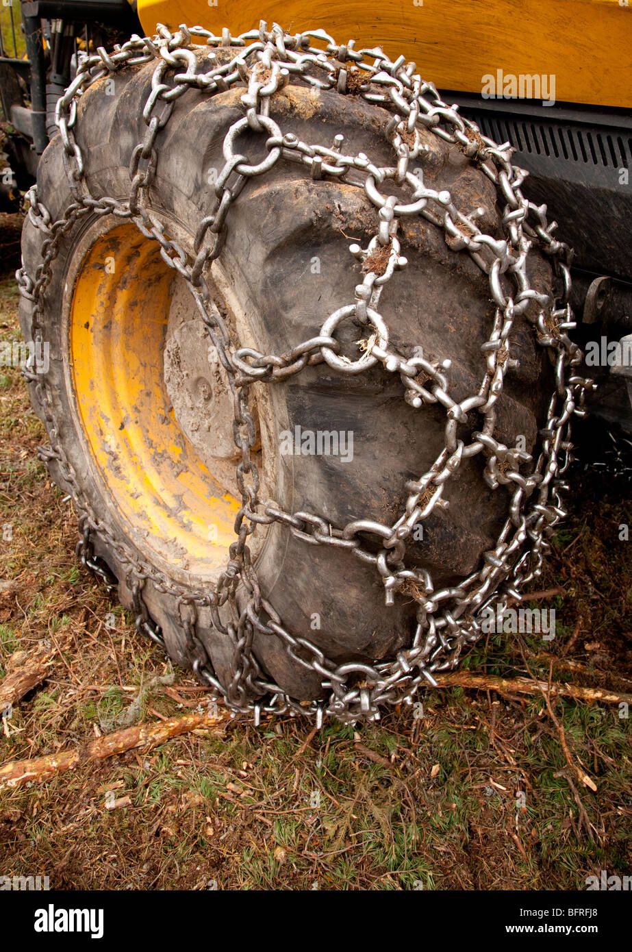 Spike cadenas en los neumáticos cosechadora forestal Foto de stock