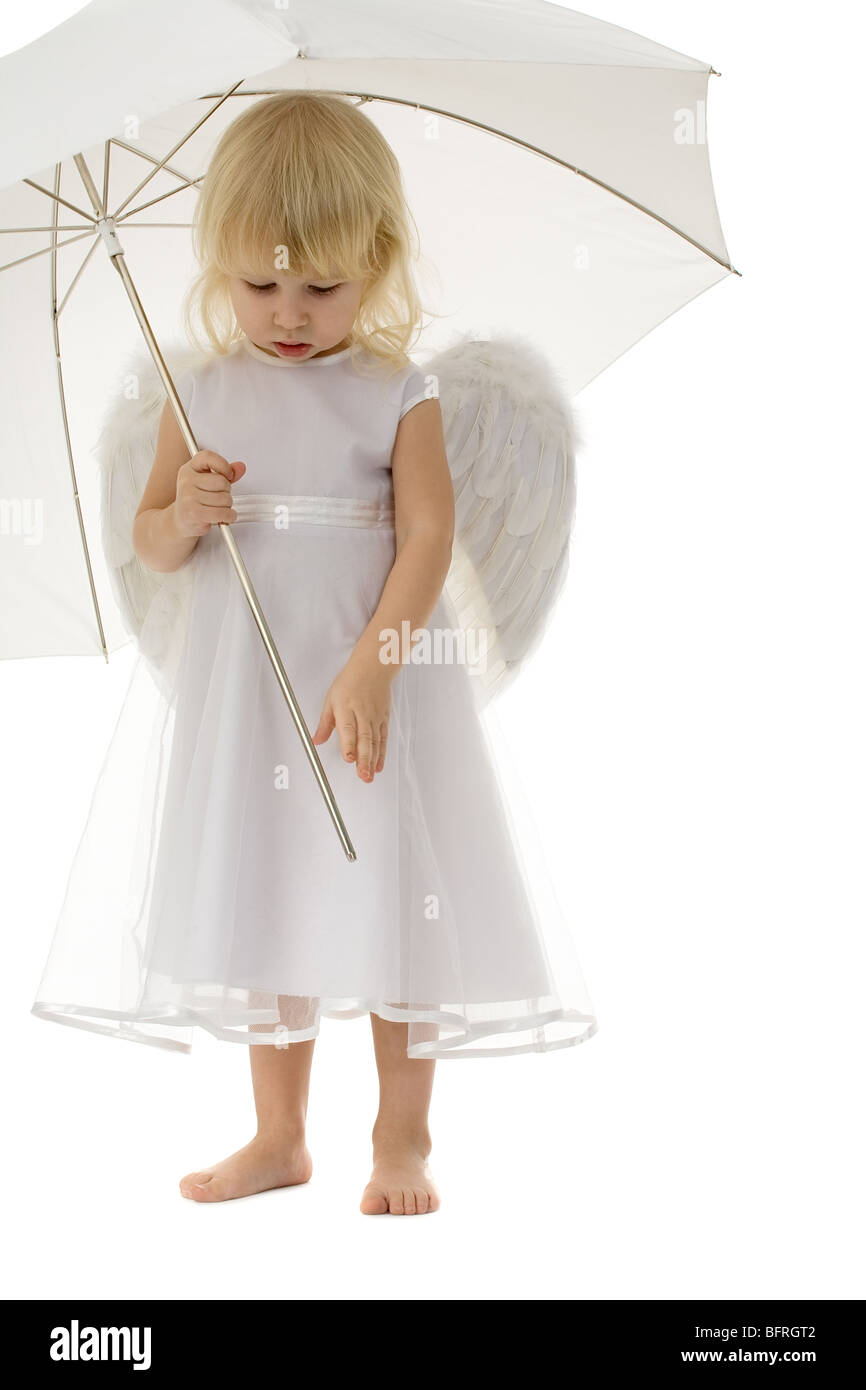 Niña vestido blanco y alas de angel bajo sombrillas blancas Fotografía de  stock - Alamy