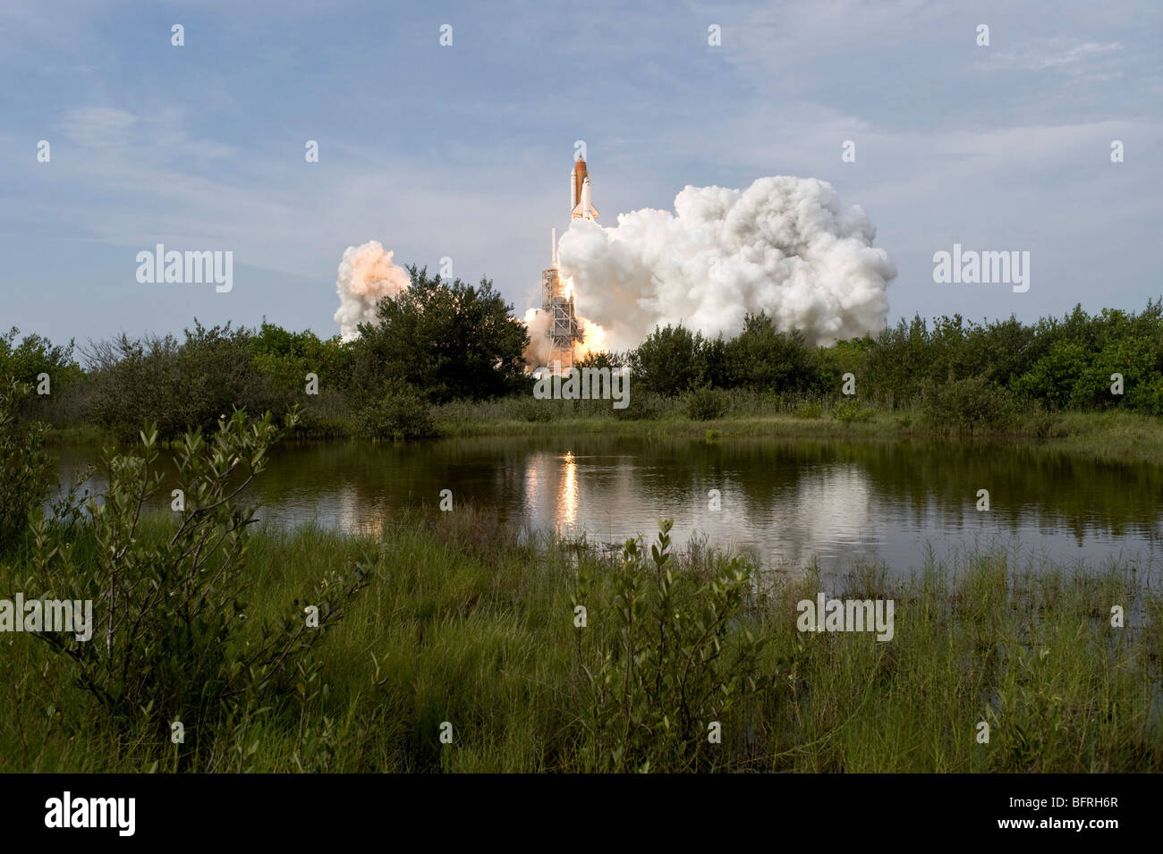 La lanzadera espacial Endeavour despega desde el Centro Espacial Kennedy. Foto de stock