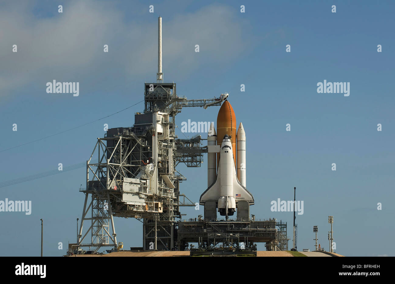 Transbordador Espacial Discovery está listo en la plataforma de lanzamiento en el Centro Espacial Kennedy. Foto de stock