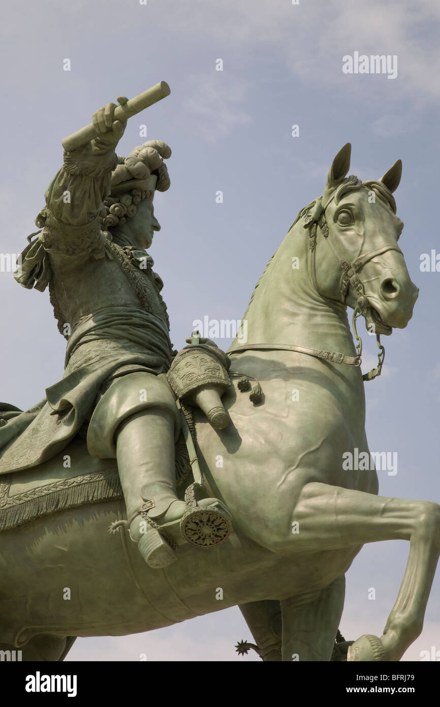 La estatua de Luis XIV, el Palacio de Versalles, París, Francia Foto de stock