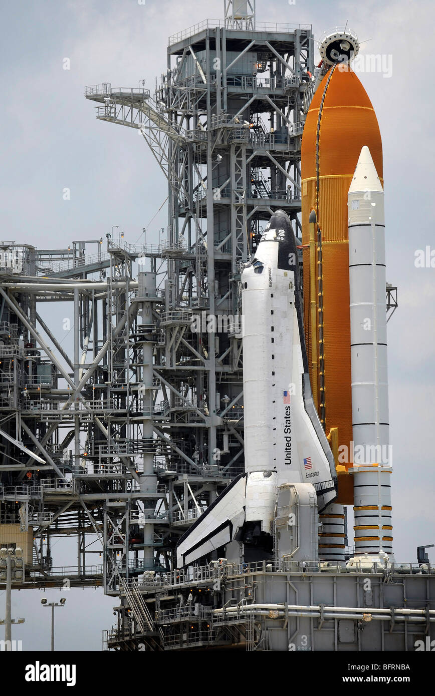 Junio 12, 2009 - El transbordador espacial Endeavour está en su lugar en la plataforma de lanzamiento 39A en el Centro Espacial Kennedy en Cabo Cañaveral, Florida. Foto de stock