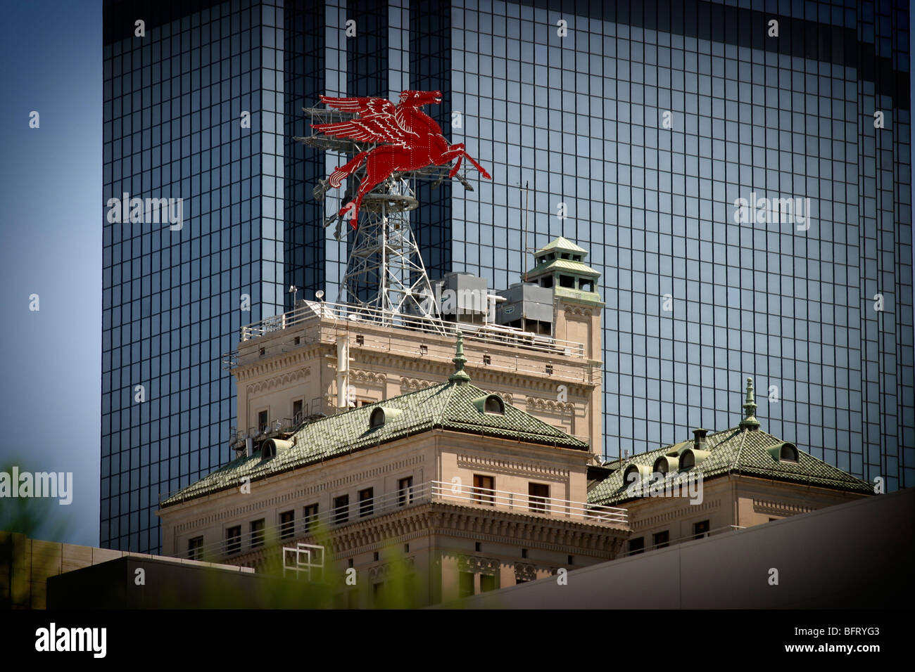 Pegasus, volando Caballo Rojo en la parte superior de la Magnolia Petroleum  Building, en el centro de Dallas. Texas USA Fotografía de stock - Alamy