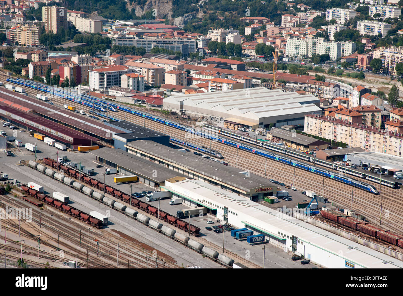 La estación de tren de Niza mostrando un largo en la estación de tren TGV, Nice, Provence, Francia Foto de stock