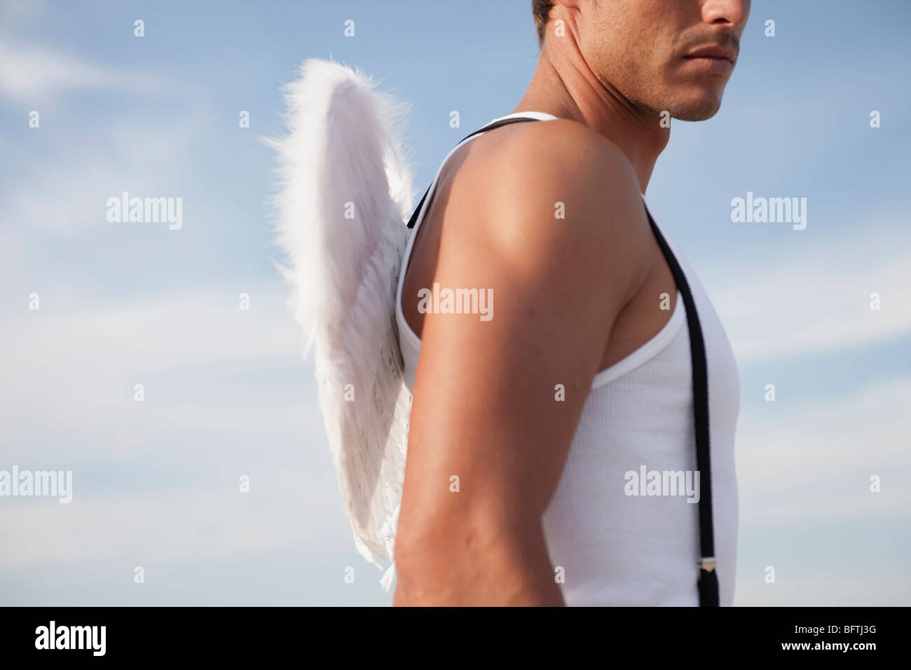 Hombre vestido alas de angel Fotografía de stock - Alamy