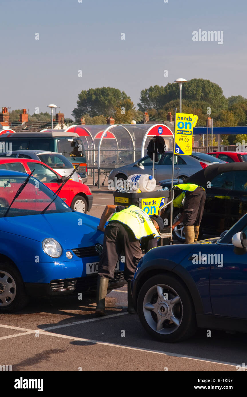 Los hombres lavado de coches de las manos sobre el lavado de coches