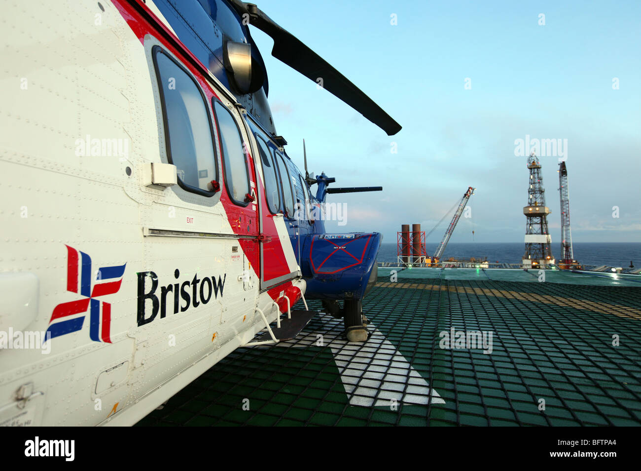 Bristow Superpuma helicóptero EC 225 sentados en helipuerto en plataforma petrolera del mar del Norte fuera de costa escocesa, REINO UNIDO Foto de stock