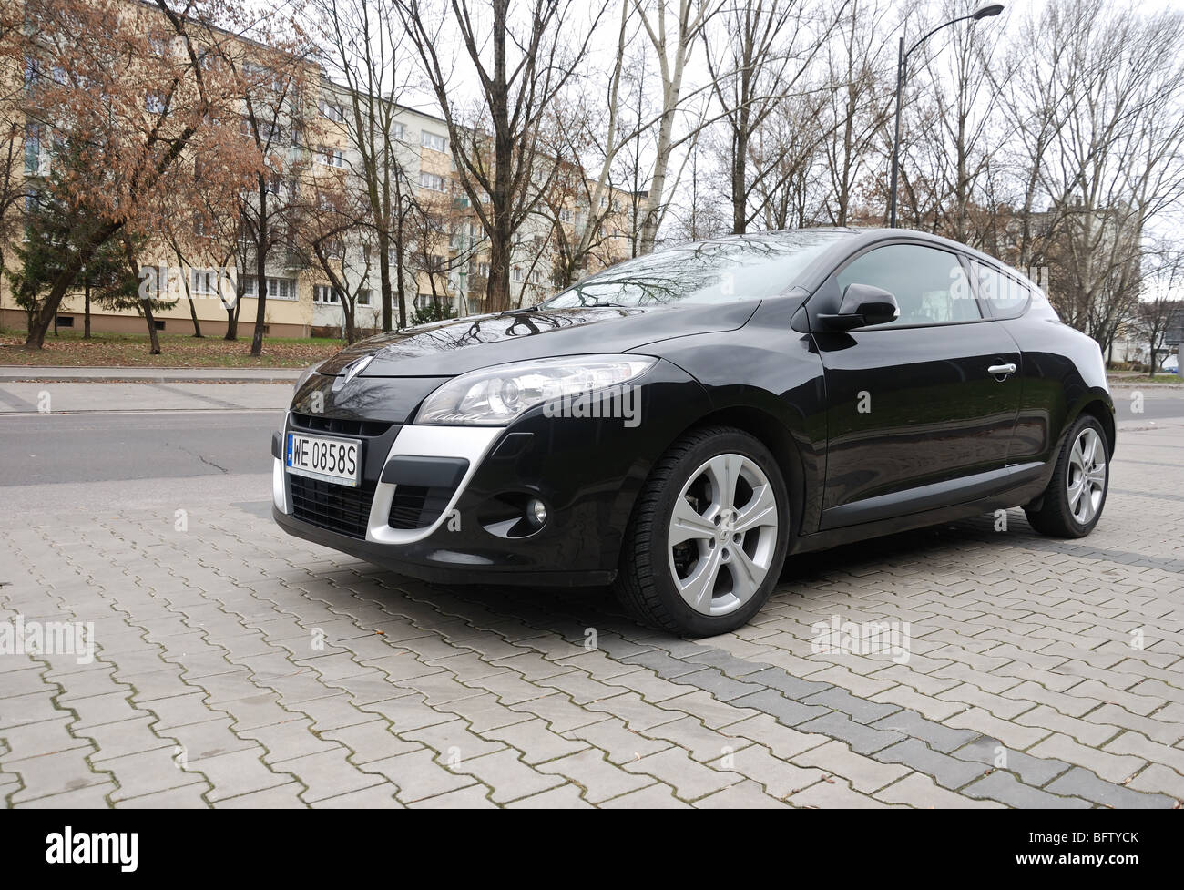 Renault Megane III Coupe 2.0 TCE - 2009 - negro metalizado - dos puertas  (2D) - Francés coupé compacto - en un aparcamiento Fotografía de stock -  Alamy