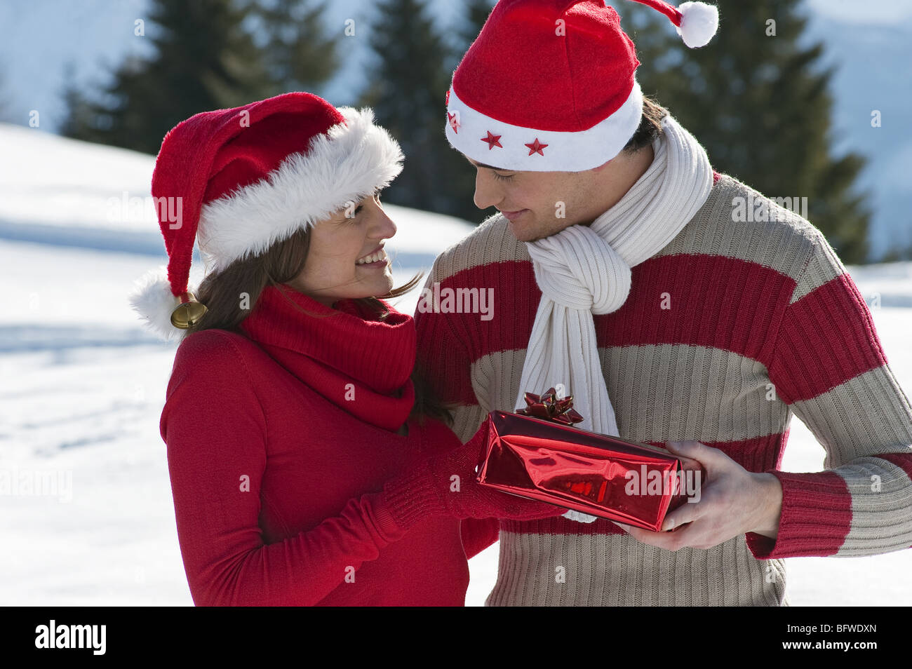 Pareja en Navidad outfit dar un regalo Fotograf a de stock Alamy