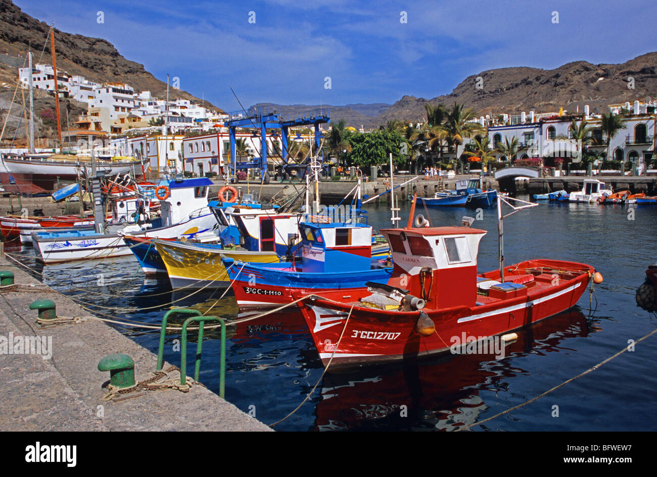 Puerto en Puerto de Mogan, un pintoresco pueblo pesquero en la costa  suroeste de Gran Canaria Fotografía de stock - Alamy