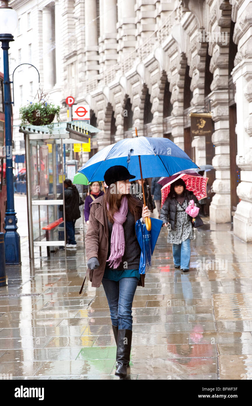 Lloviendo en Regent Street, Londres, Inglaterra, Reino Unido. Foto de stock