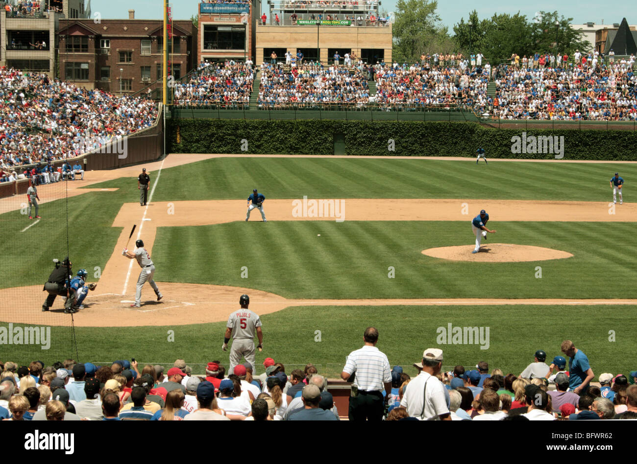 Carlos Zambrano,los Chicago Cubs, lanzamientos a Kyle Lohse, St Louis. Albert Pujols, mirando desde el banquillo. Echa un vistazo a la bola. Foto de stock
