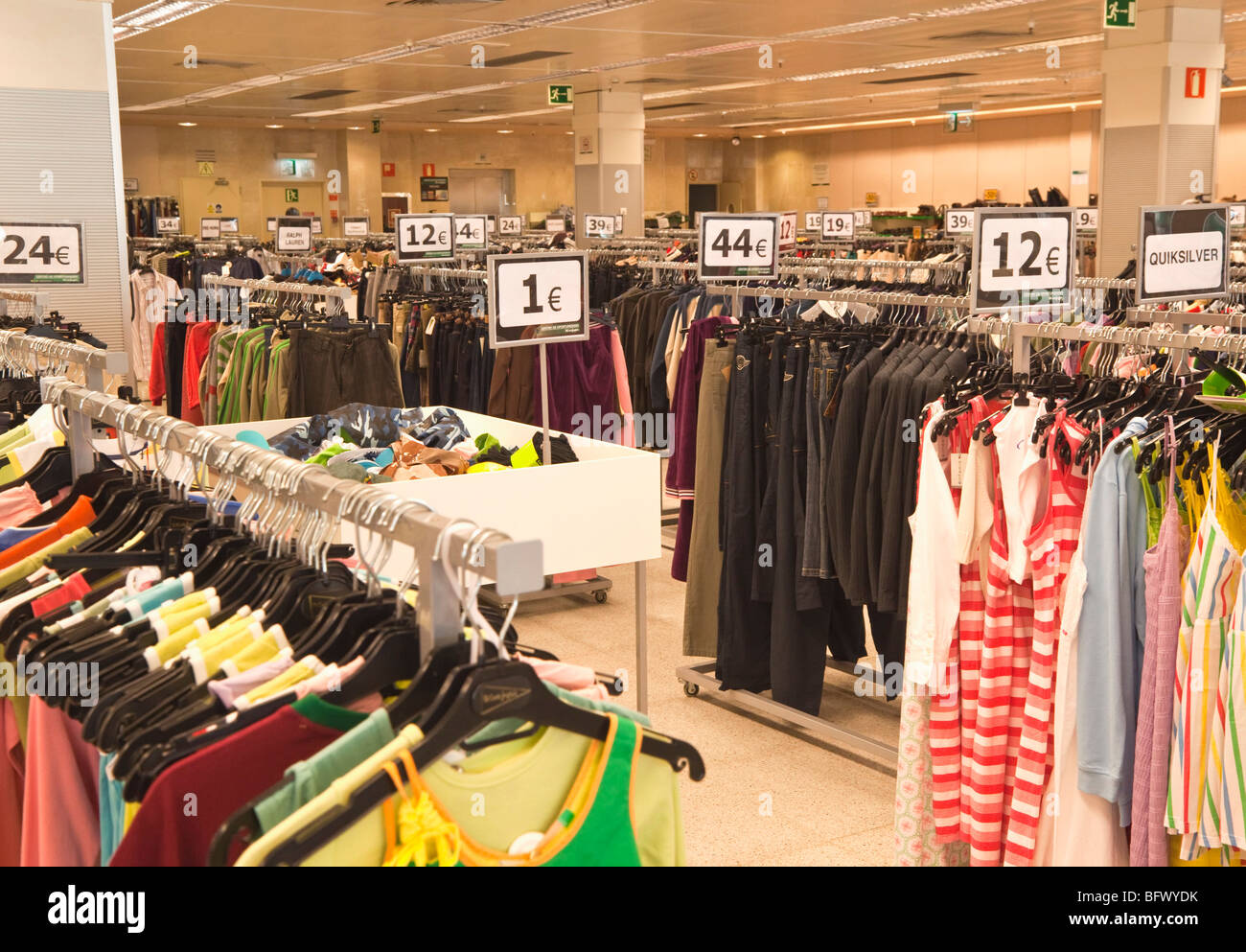 Ganga ropa para en SuperCor outlet de Corte Ingles, Torremolinos, Costa del España Fotografía de stock - Alamy