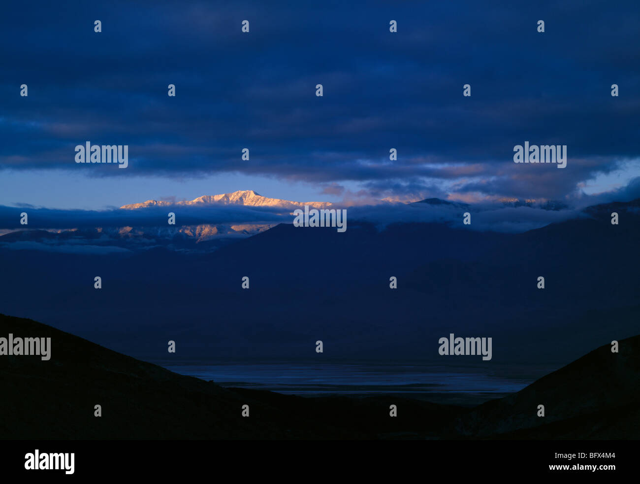 Pico del telescopio de ser afectada por el primer semáforo; Rango Panamint, Parque Nacional Valle de la Muerte, California Foto de stock