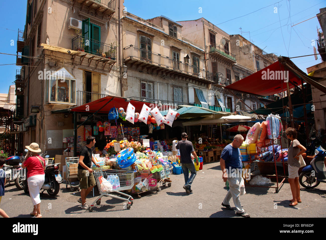Mercado de alimentos de Palermo, Sicilia Foto de stock