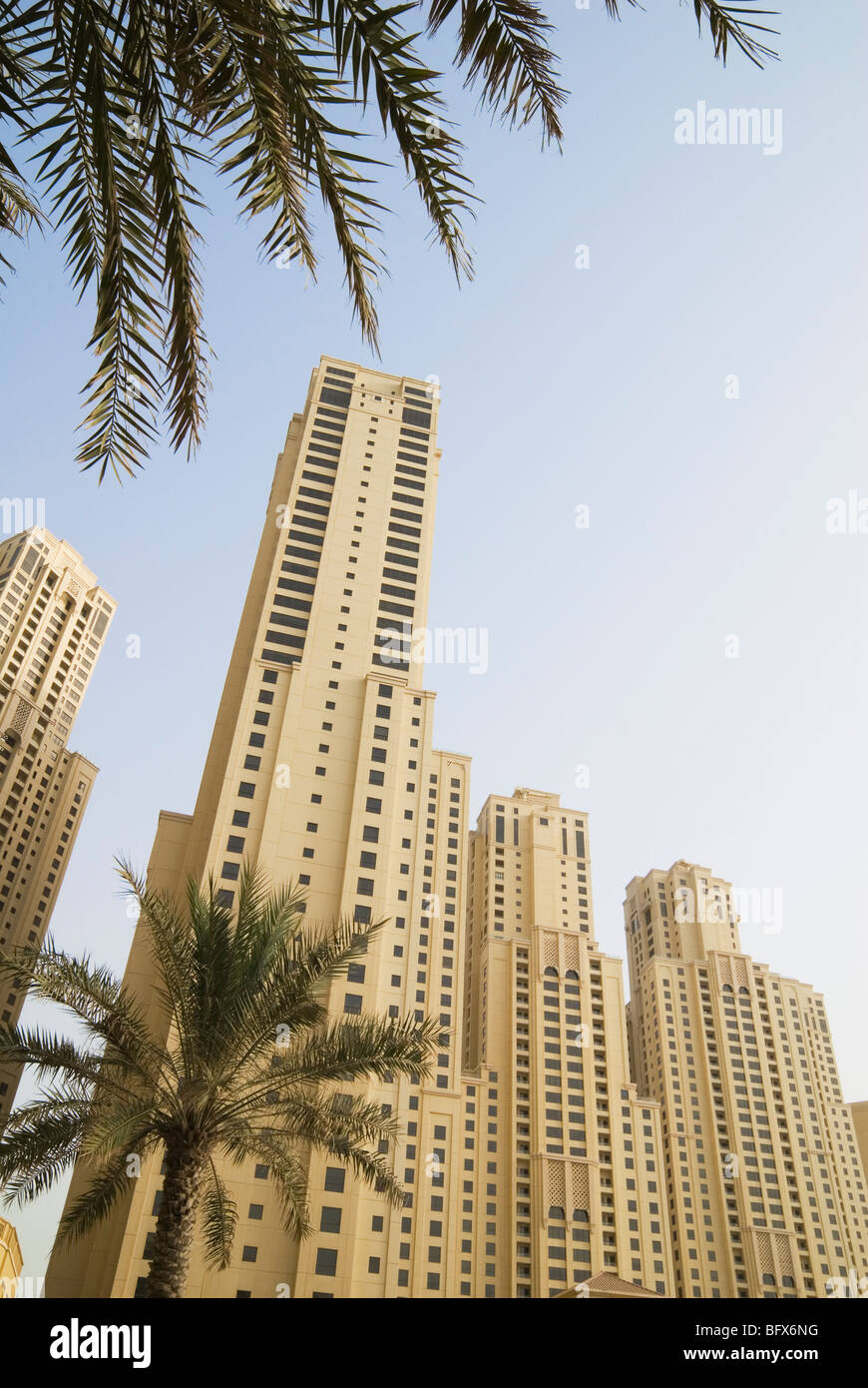 Torres de color arena de Jumeirah Beach Residence, Dubai Foto de stock