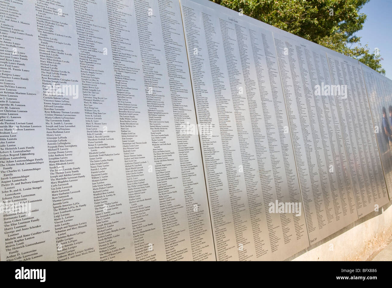 Los nombres de los inmigrantes que pasaron por Ellis Island grabados en una pared metálica, la ciudad de Nueva York Foto de stock