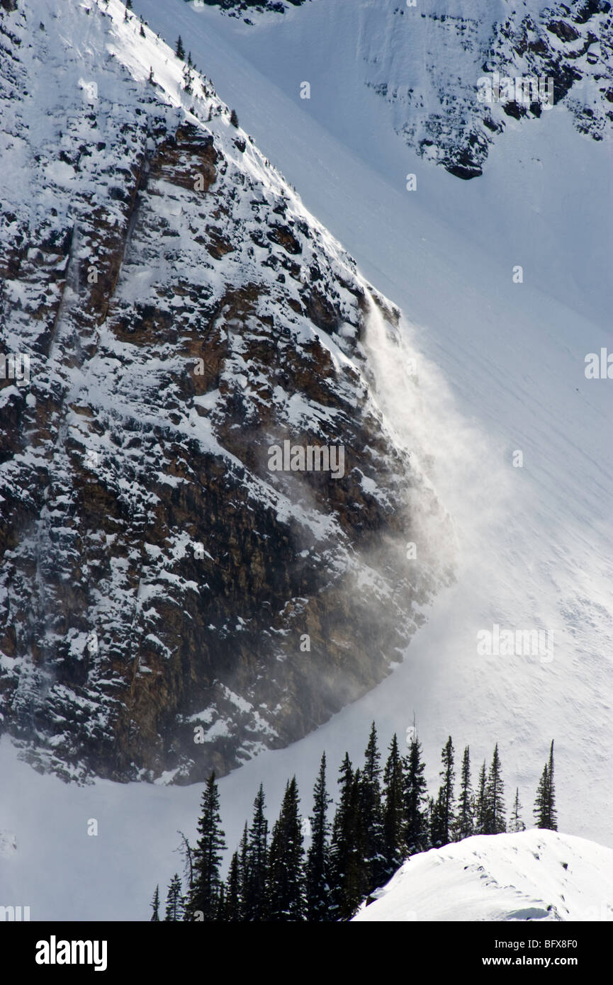 Cresta de viento y nieve caída en la montaña, Parque Nacional de Banff, Alberta, Canadá Foto de stock