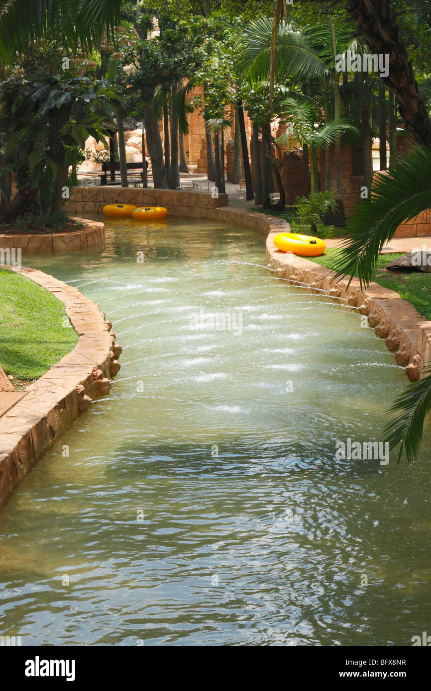 Corriente de agua artificial (brook) en el Palace Hotel, Sun City, Sudáfrica, noviembre de 2009 Foto de stock