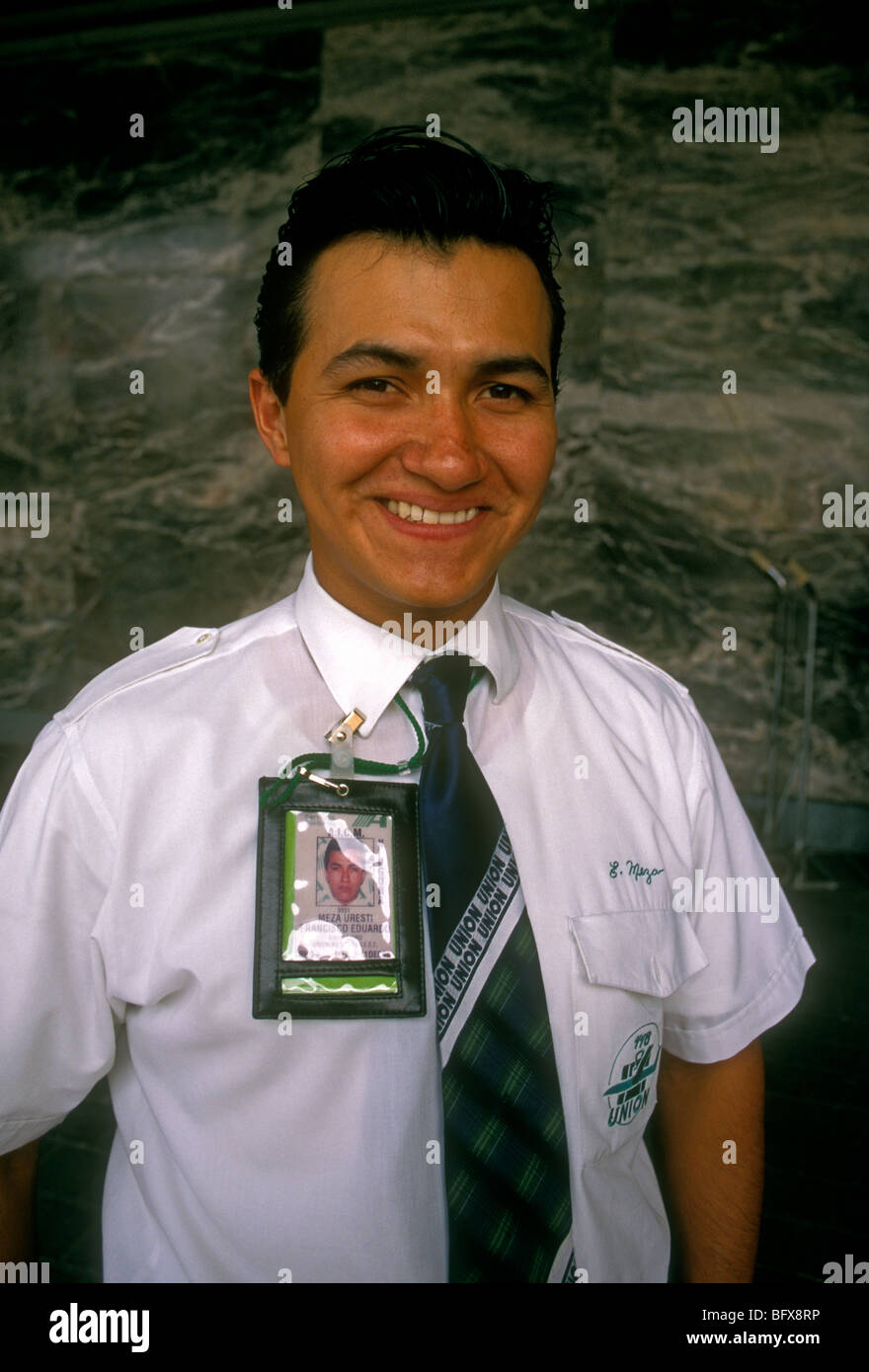 1, un hombre Mexicano, mexicano, adulto, hombre, empleado, trabajador, trabajando, el Aeropuerto Internacional Benito Juárez, Ciudad de México, Distrito Federal, México Foto de stock