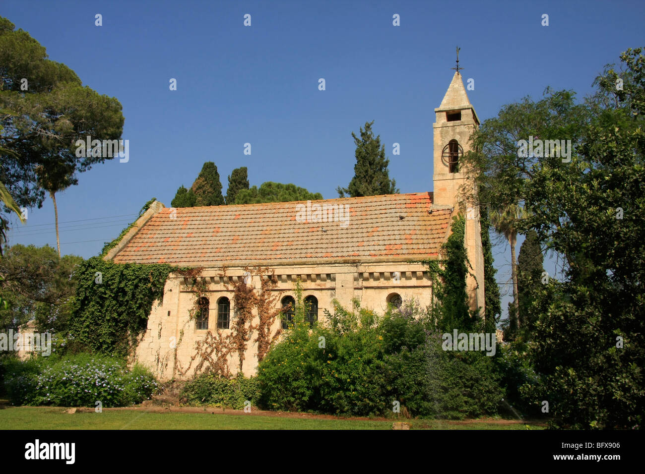 Israel, Alonim Hills. La vieja iglesia en Alonei Aba, sitio de la colonia Templer Waldheim Foto de stock