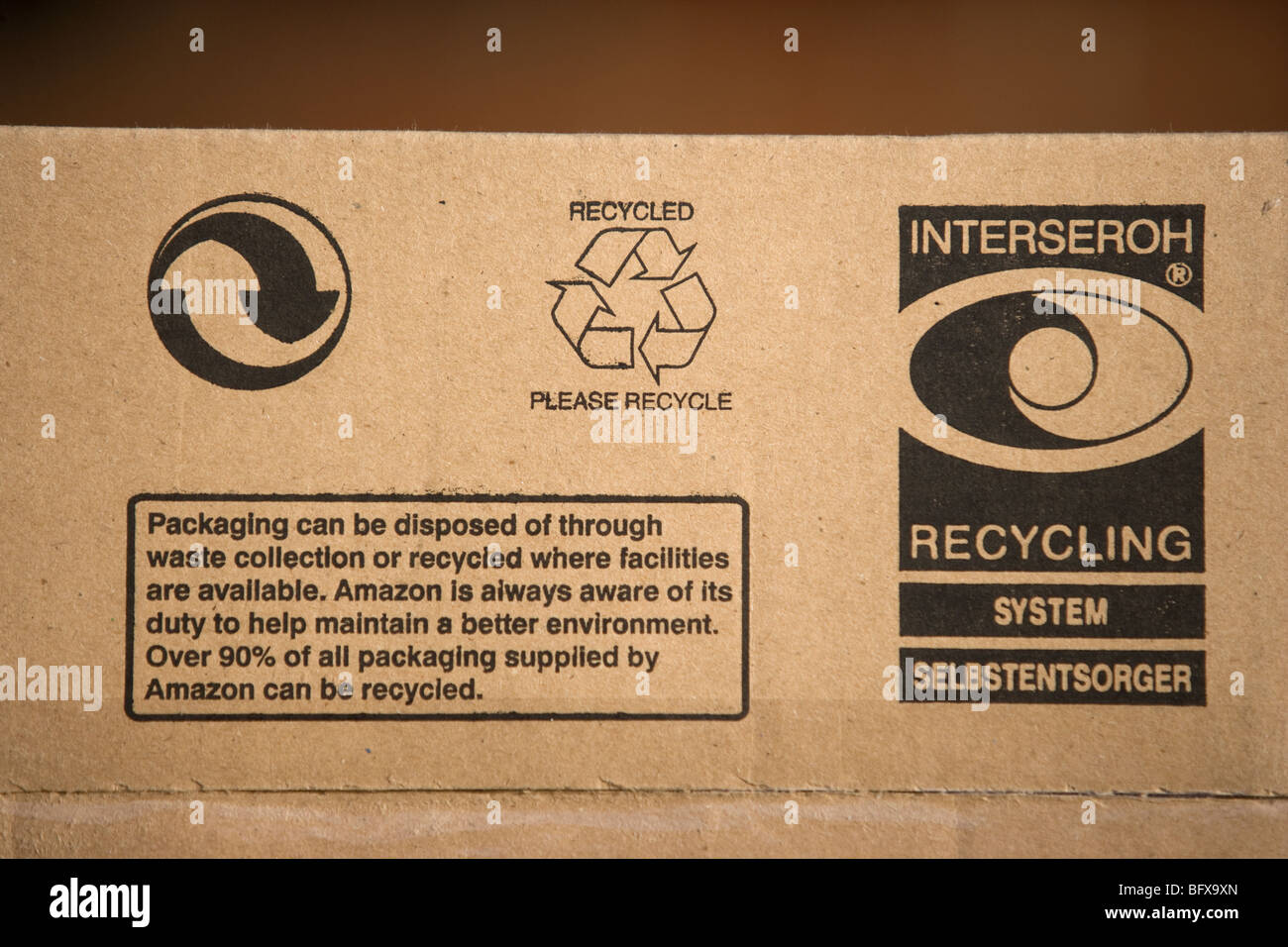 Logotipos de reciclaje en una caja de cartón Foto de stock