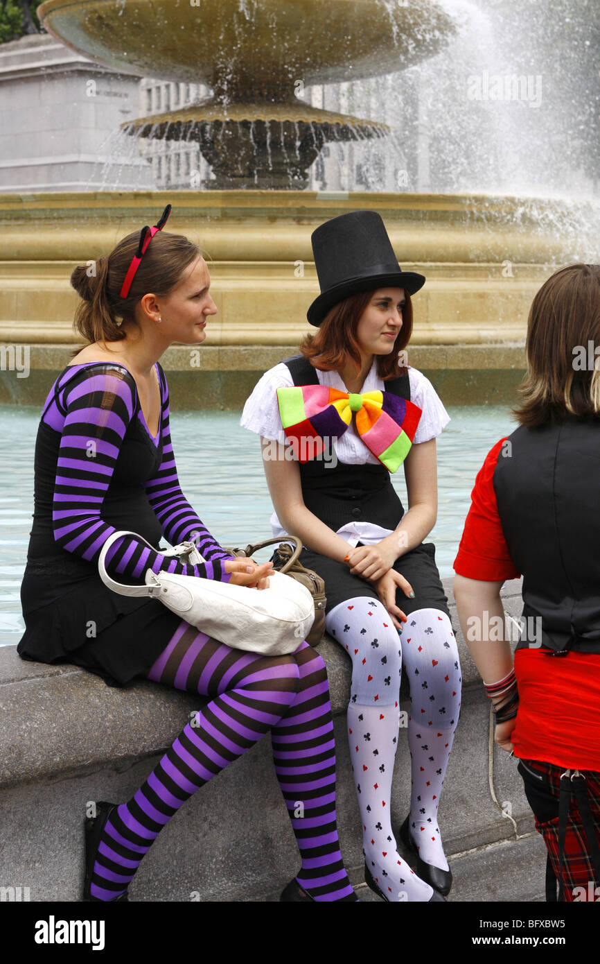Dos chicas adolescentes vestidos de disfraces sentarse junto a la fuente en  la plaza Trafalgar de Londres Fotografía de stock - Alamy