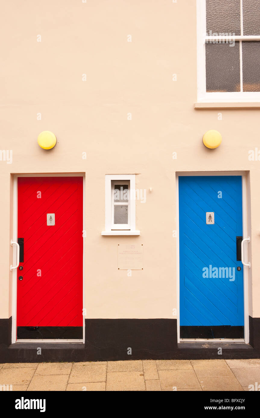 Las damas y los caballeros aseos públicos con puertas de colores en Halesworth, Suffolk, UK Foto de stock