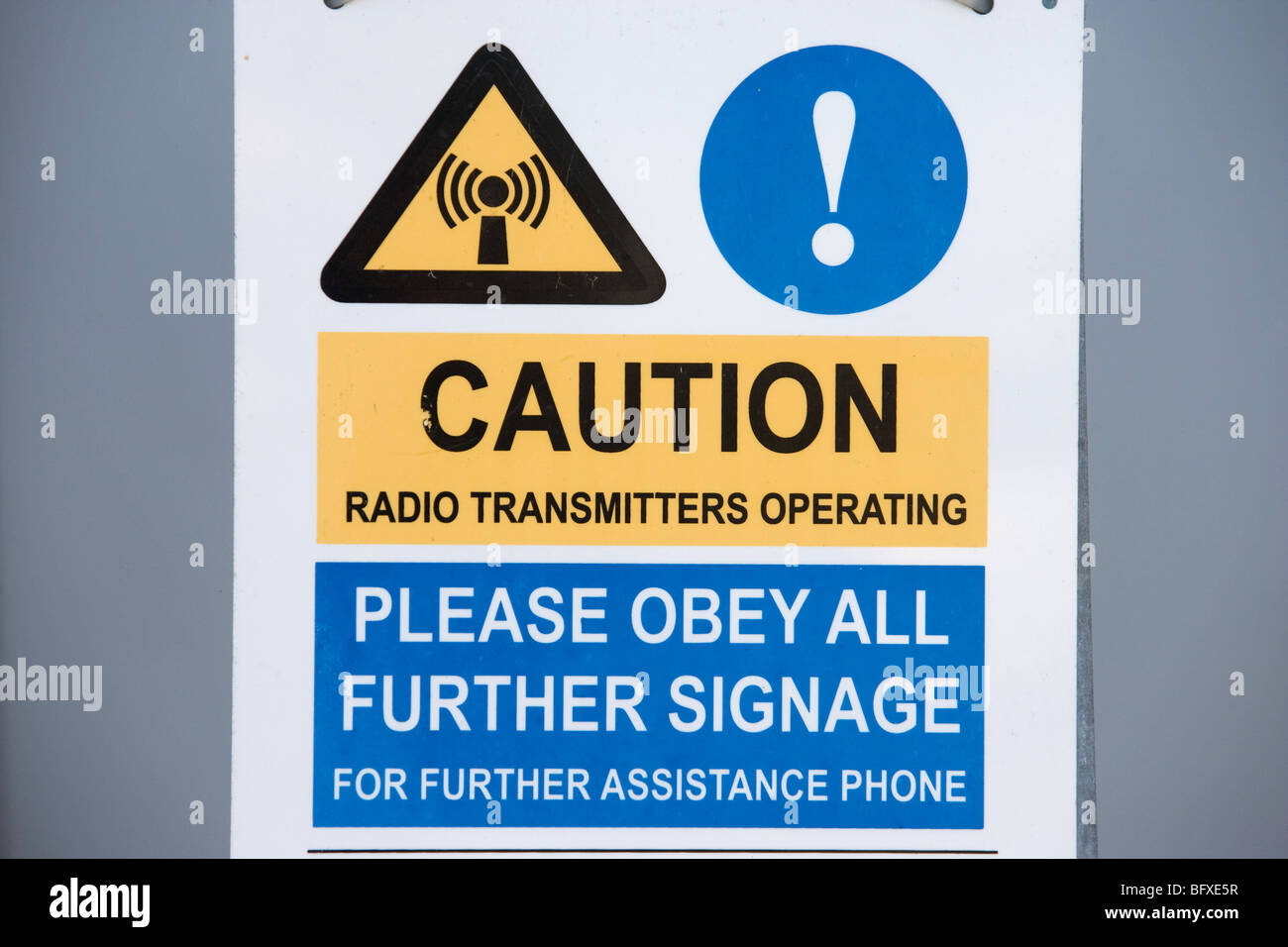 Los transmisores de radio de precaución signo operativo Foto de stock