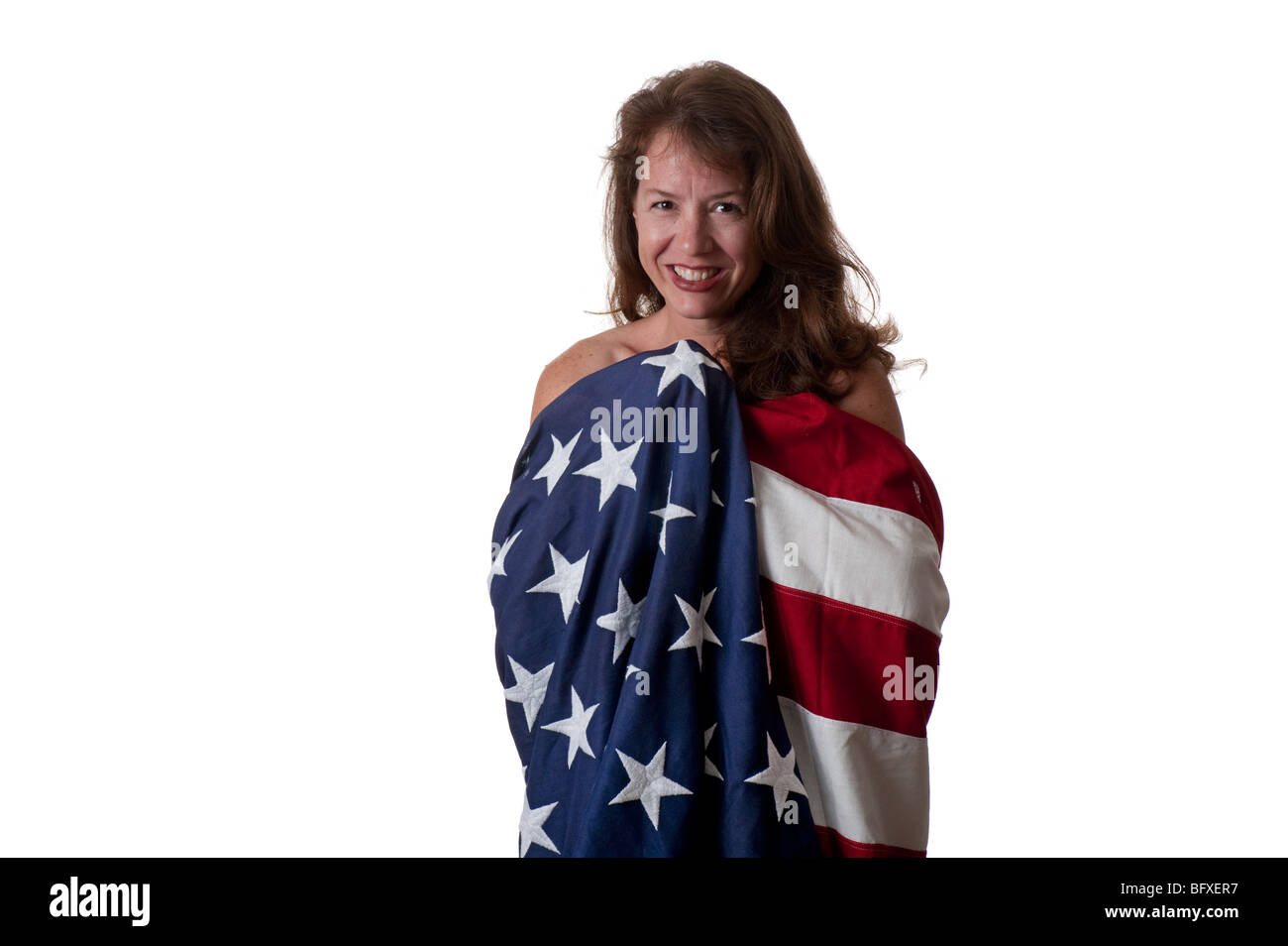 Atractiva mujer joven envuelta en la bandera americana Foto de stock