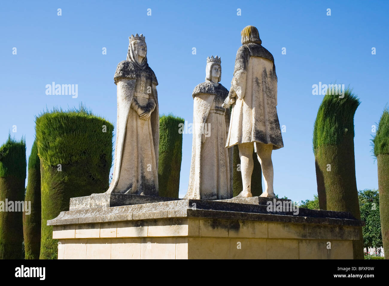 Estatuas de Cristóbal Colón, el Rey Fernando II de Aragón y la reina Isabel I de Castilla en los jardines del Alcázar Foto de stock